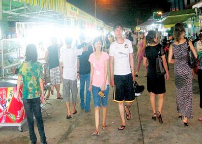 Chợ đêm Dinh Cậu: Khu vui chơi & mua sắm thú vị khi đến Kiên Giang