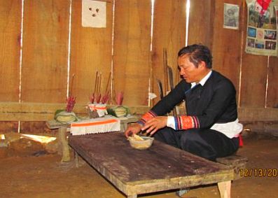 Nghi lễ cúng dâng bánh dày trong Tết cổ truyền (Nào pê chầu) của người Mông đen ở Điện Biên.