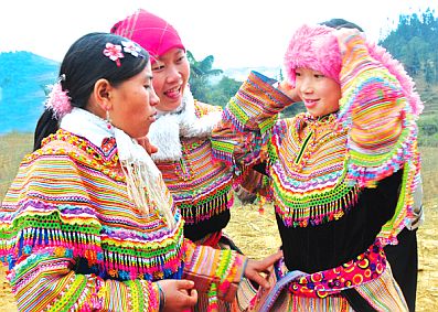 Vẻ đẹp trang phục phụ nữ Mông hoa Bắc Hà