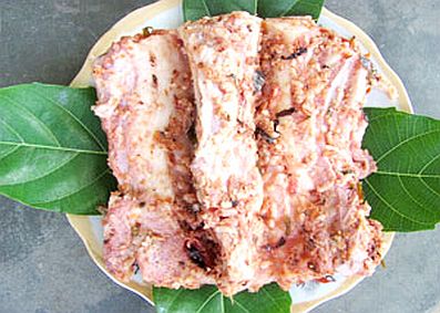 Thịt lợn muối chua - món ăn độc đáo của người Dao Tiền