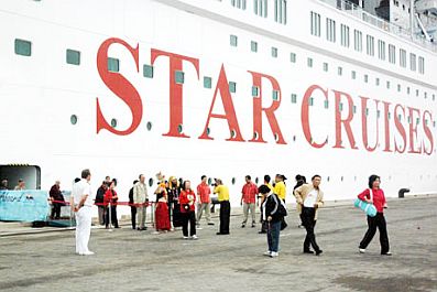 Quảng Ninh: Tàu 5 sao Star Cruise đưa hơn 2.000 khách đến Hạ Long