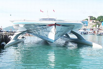 Tàu du lịch năng lượng mặt trời cập cảng Nha Trang