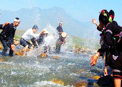 Lễ hội té nước - nét văn hóa độc đáo ở Nà Luồng (Lai Châu)