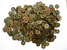 Hà Tĩnh: Phát hiện 10kg tiền cổ trong vườn nhà thờ họ Nguyễn