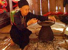 Bếp lửa trong sinh hoạt và văn hoá tâm linh của người Khơ Mú