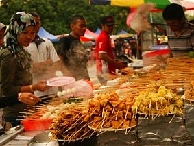 Malaysia: Chợ đêm Ramadan hấp dẫn du khách