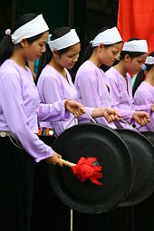 Bản sắc văn hoá trong trang phục dân tộc Mường (Hòa Bình)
