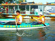 Lần đầu tiên du lịch bằng thuyền Kayak trên sông Hương