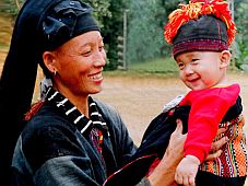 Độc đáo chiếc mũ truyền thống của trẻ em vùng cao Lào Cai