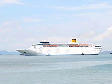 Tàu Costa Classica đưa hơn 1600 khách tham quan Hạ Long