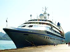 Tàu biển 6 sao Seaborn (Mỹ) đưa hơn 200 khách thăm Hạ Long