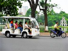 Du lịch văn hóa lịch sử Hồ Tây bằng xe chạy điện