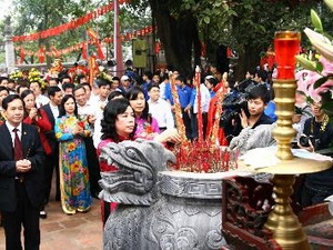 Các đại biểu dâng hương tại Lễ hội truyền thống kỷ niệm 1973 năm Khởi nghĩa Hai Bà Trưng. (Ảnh: Minh Quyết/TTXVN)