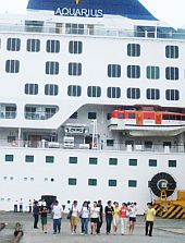 Tàu Superstar Aquarius đưa trên 1.000 du khách lần đầu tiên đến Hạ Long