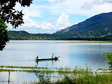 Hồ Lắk: Thắng cảnh đẹp với vẻ hoang sơ và thi vị