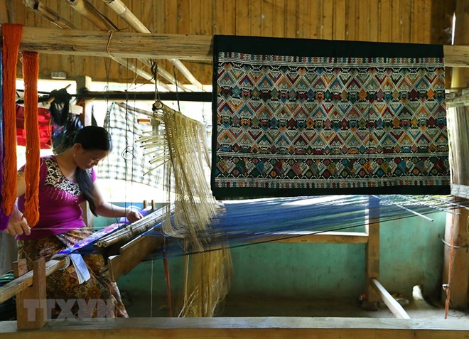 Độc đáo nghề dệt thổ cẩm ở xã biên giới Pa Thơm (Điện Biên)