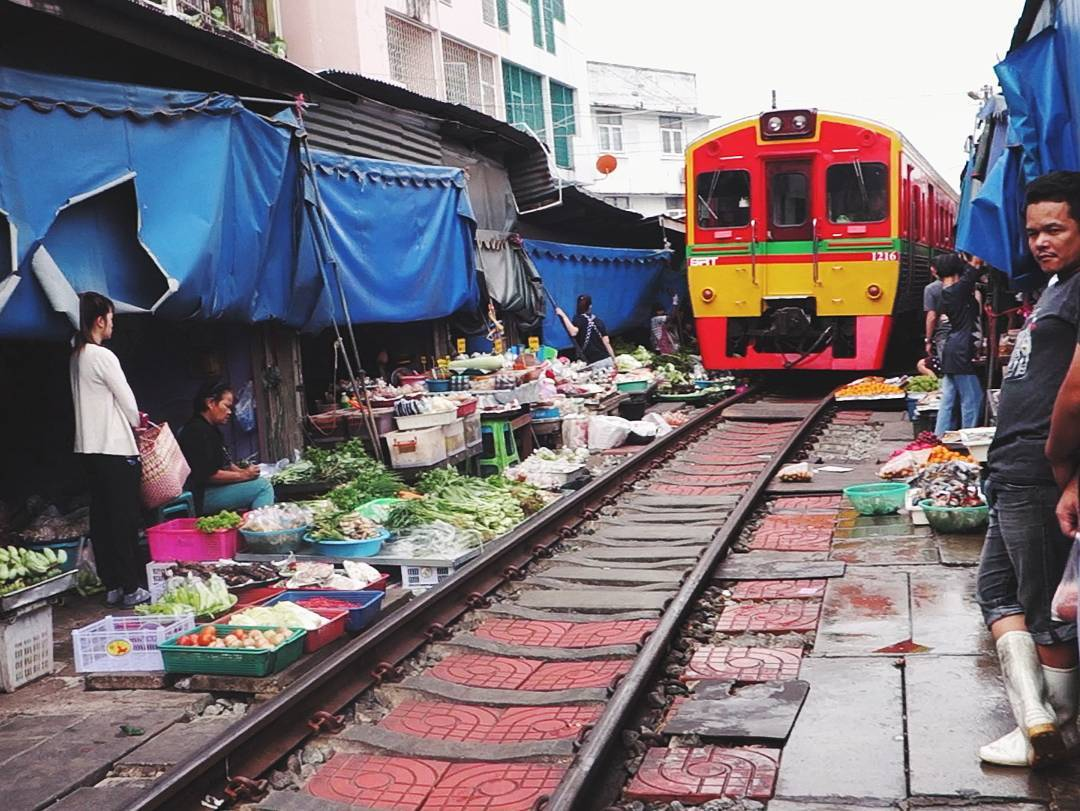 Chợ đường ray Meaklong(Bangkok) - trải nghiệm du lịch mới lạ