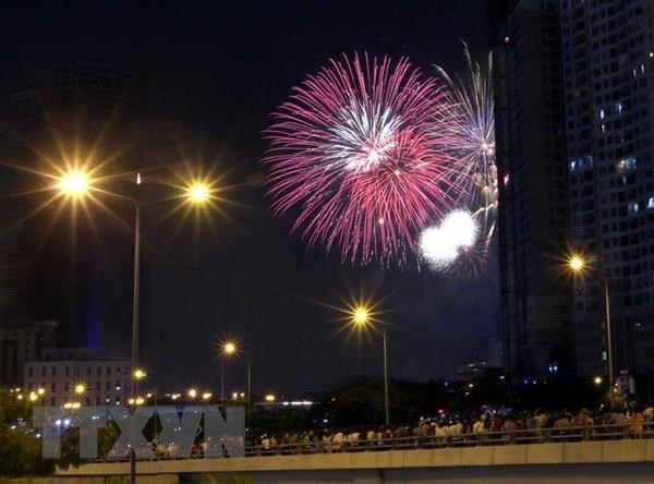 Thành phố Hồ Chí Minh tổ chức bắn pháo hoa tại ba điểm