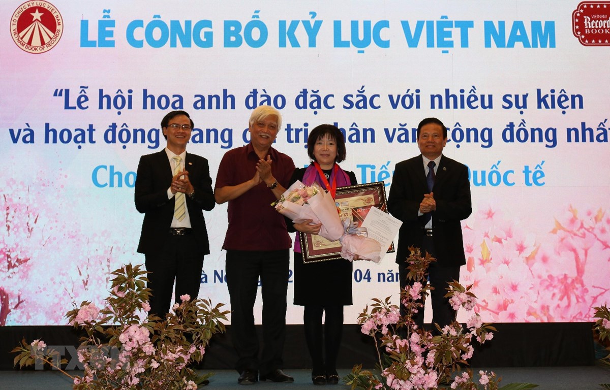 Lễ hội hoa anh đào Hà Nội được xác lập kỷ lục Việt Nam
