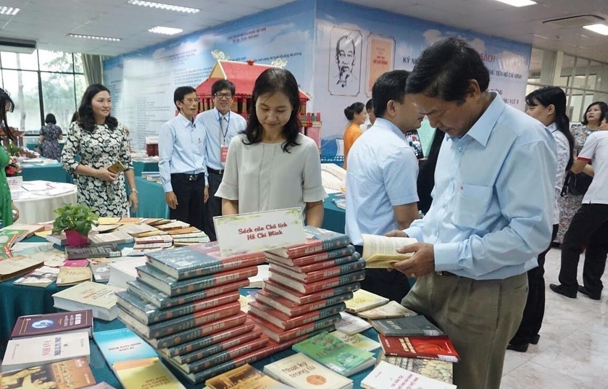 Trưng bày giới thiệu hơn 900 cuốn sách về Chủ tịch Hồ Chí Minh
