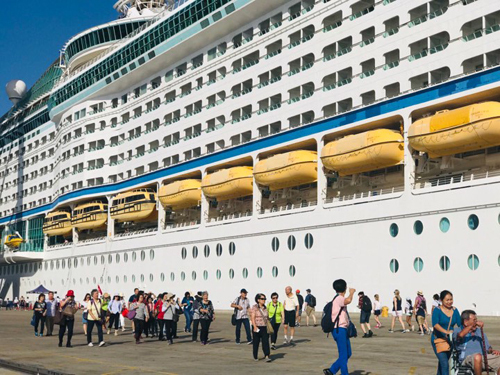 Hai tàu du lịch đưa hơn 7.000 khách đến Việt Nam