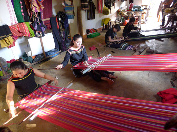 Trải nghiệm nghề dệt truyền thống ở Làng Văn hóa Đồng Mô