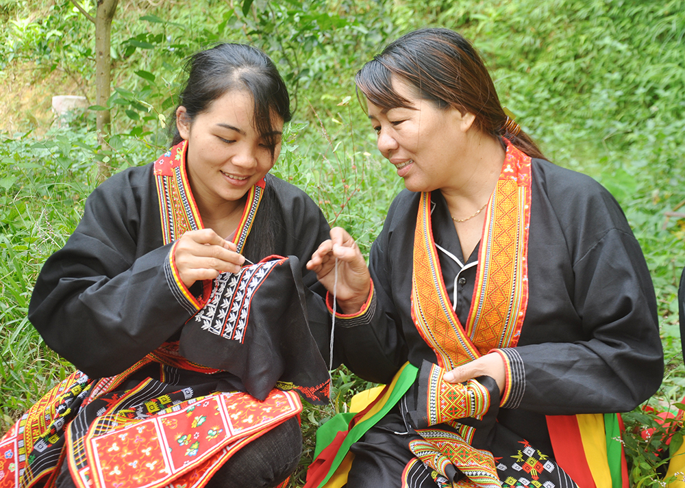 Phụ nữ Đồng Lâm (Hạ Long): Giữ gìn nghề thêu thổ cẩm