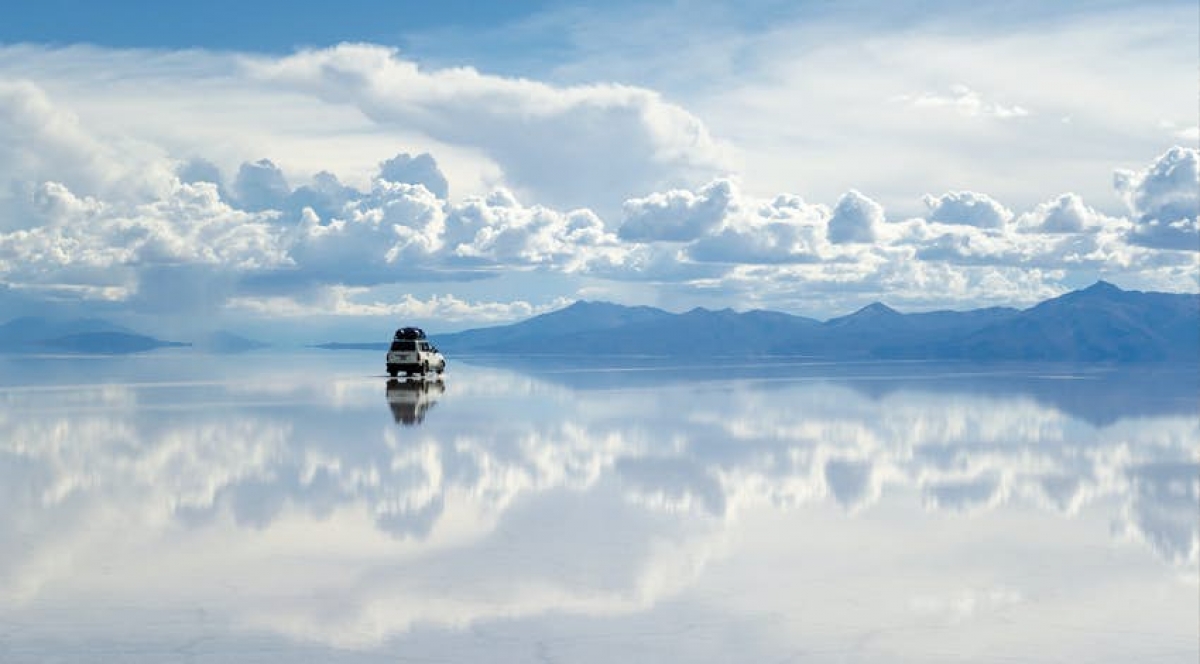 Mặt gương lớn nhất thế giới ở hồ muối Salar de Uyuni