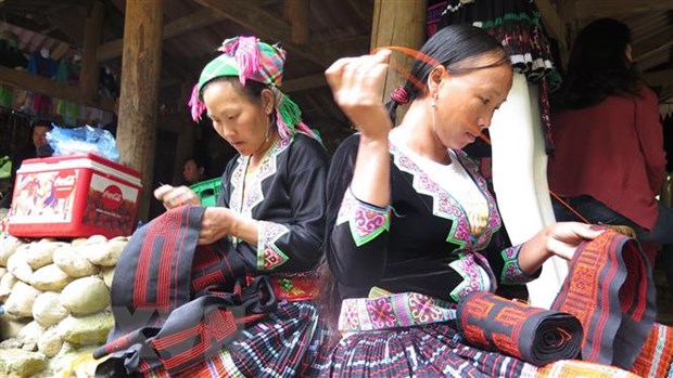 Ngày Di sản văn hóa Việt Nam: Vinh danh sắc màu thổ cẩm