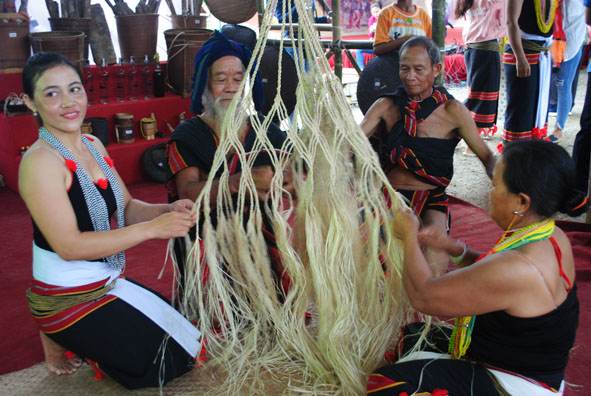 Độc đáo nghề đan võng từ cây sari của người Cadong