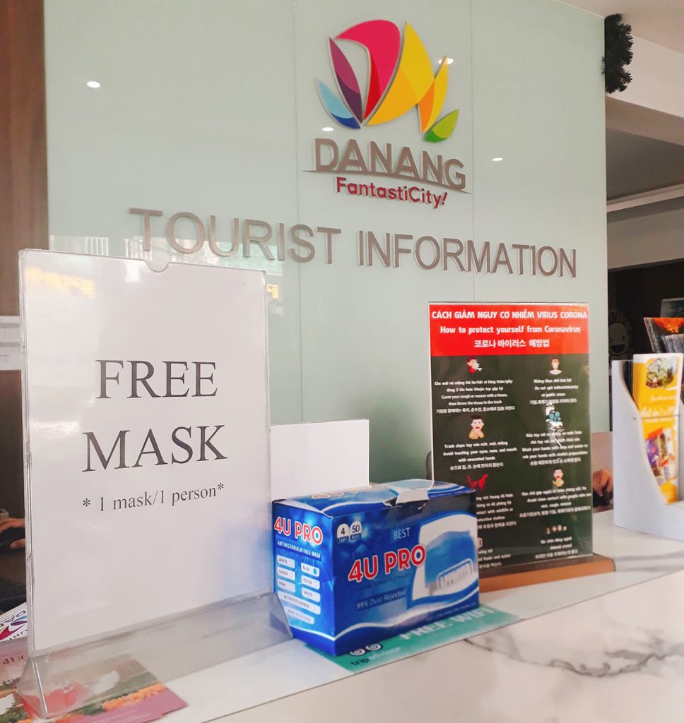 Phát khẩu trang miễn phí hỗ trợ du khách khi đến Đà Nẵng
