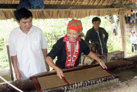 Kỹ thuật làm giấy bản của người Dao Đỏ ở Việt Quang (Hà Giang)