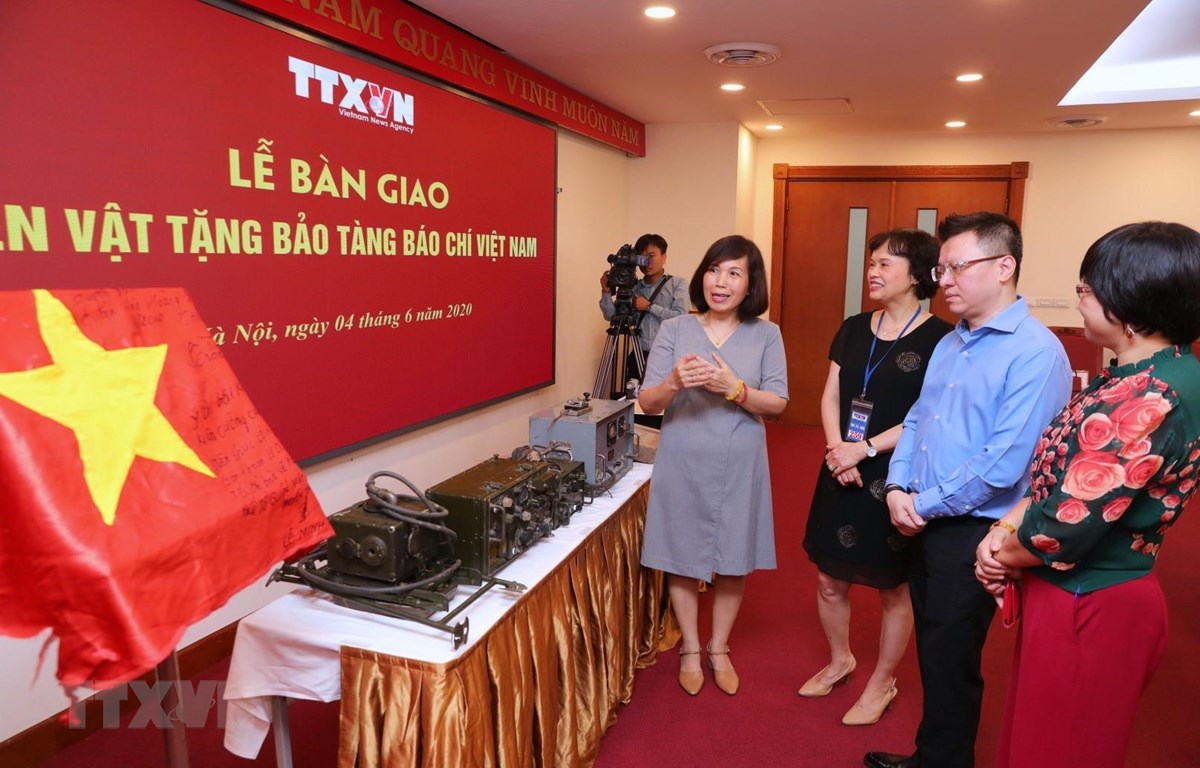 Bàn giao hiện vật truyền thống trưng bày tại Bảo tàng báo chí Việt Nam