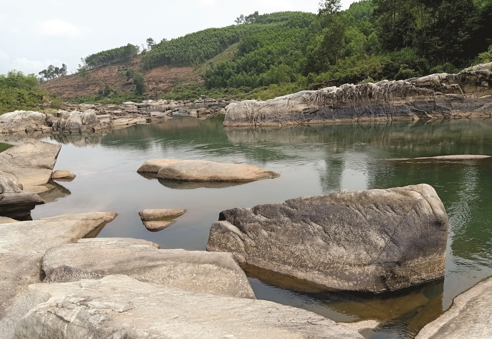 Độc đáo bãi đá Lò Thung – Quảng Nam
