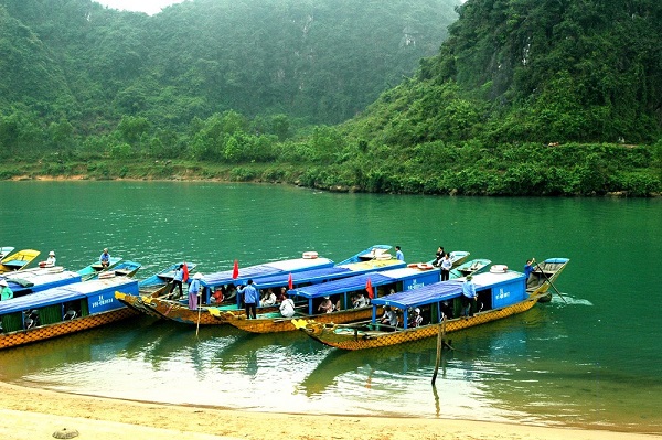 Bến thuyền du lịch bên bờ Sông Son.