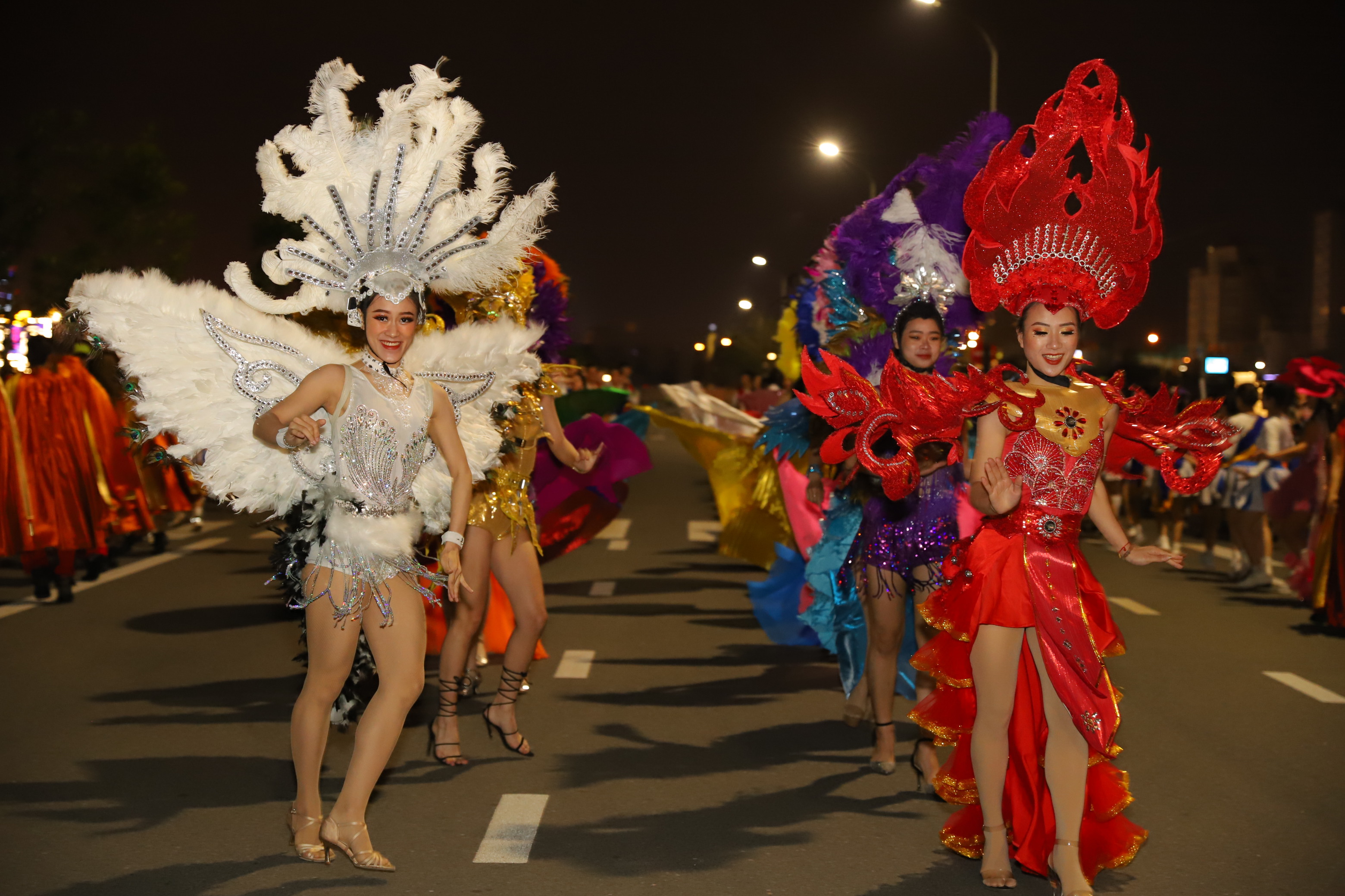 Đà Nẵng : Rộn ràng Vũ hội đường phố chào đón Năm mới 2021 