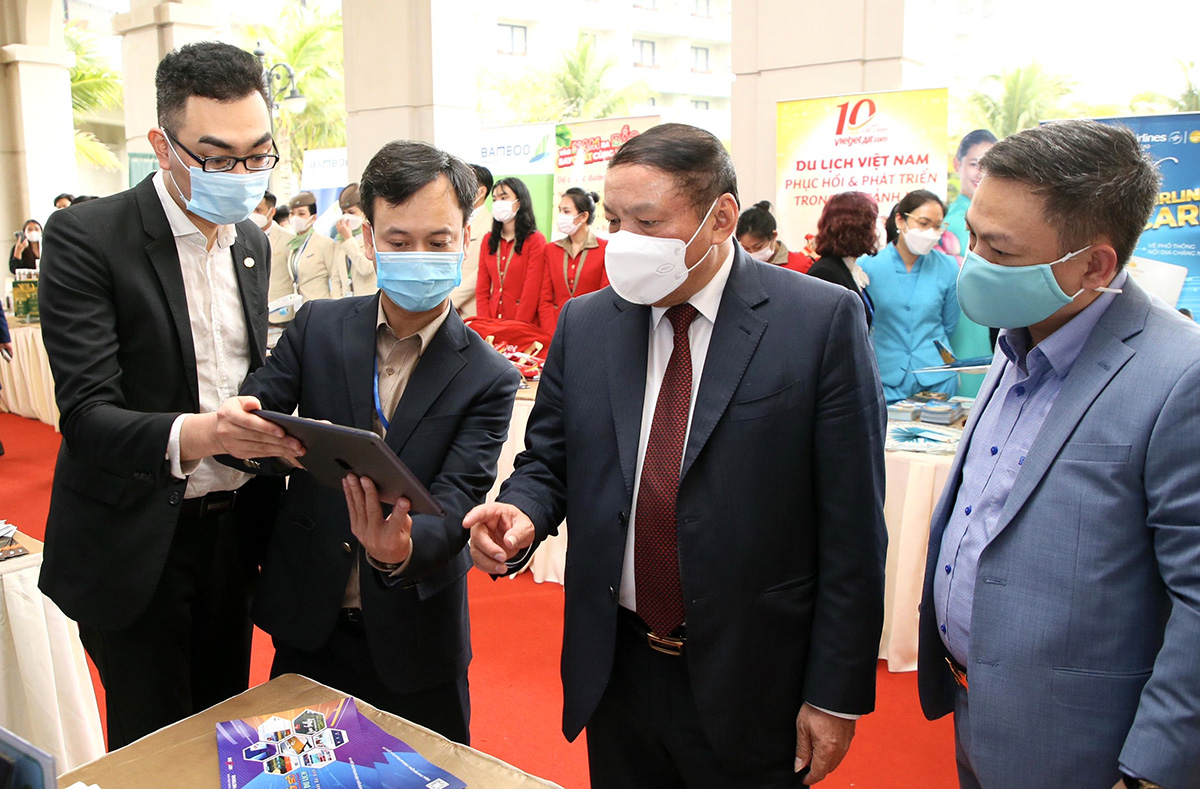 Bộ trưởng Nguyễn Văn Hùng thăm Gian hàng Chuyển đổi số ngành Du lịch