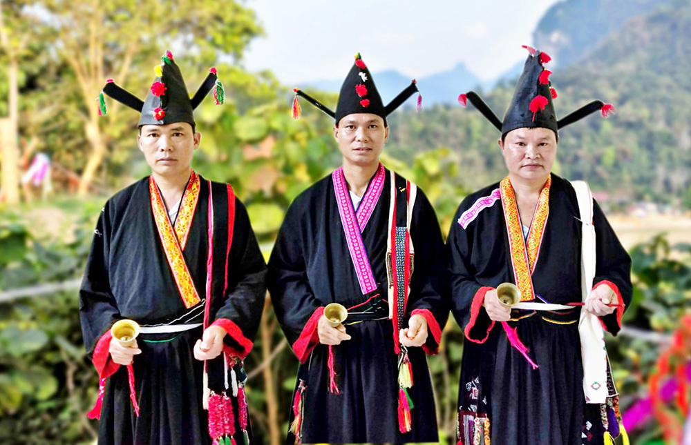 Trang phục thầy cúng của người Dao tiền
