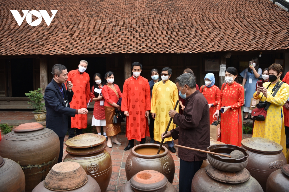 Khách nước ngoài trải nghiệm làng cổ, Tết Việt tại Đường Lâm (Hà Nội)