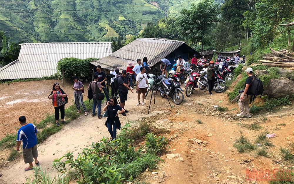 Lào Cai: Đội xe ôm du lịch “đặc biệt”