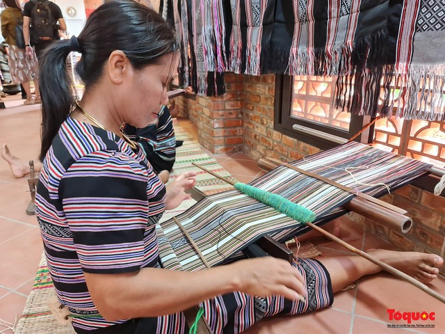 Quảng Ngãi: Người H're bảo tồn nghề dệt thổ cẩm và chiêng Ba
