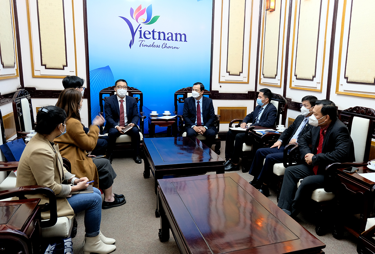Tổng cục trưởng Nguyễn Trùng Khánh làm việc với tân Trưởng Văn phòng đại diện Tổng cục Du lịch Hàn Quốc tại Việt Nam