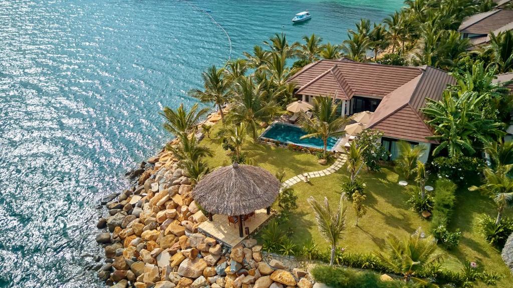 Top những khu nghỉ dưỡng xinh đẹp bên bờ biển Nha Trang thơ mộng