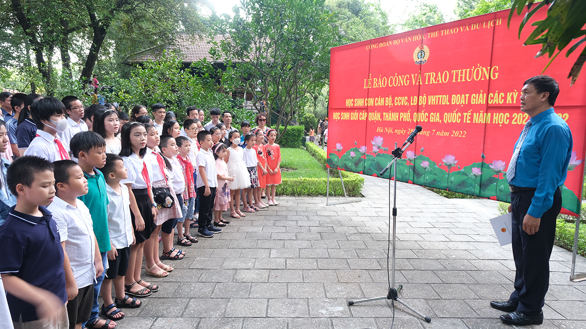 Công đoàn Bộ VHTTDL tổ chức Lễ báo công và trao thưởng cho các cháu học sinh con cán bộ, công chức, viên chức người lao động đạt thành tích cao