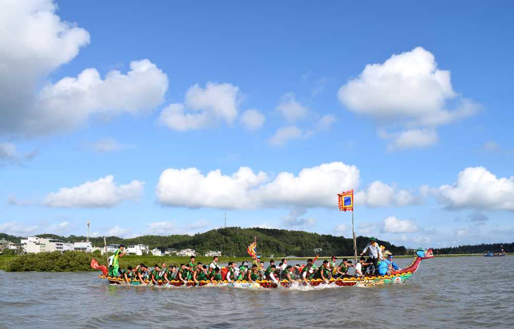 Quảng Ninh: Đến Quan Lạn xem Hội chèo bơi