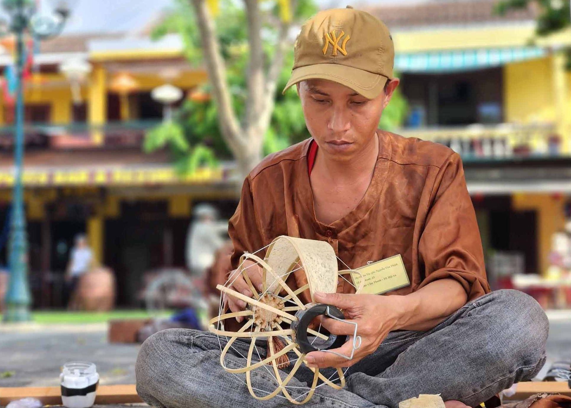Học làm lồng đèn Hội An lọt vào tốp 10 trải nghiệm thú vị nhất của du khách khi đến Việt Nam