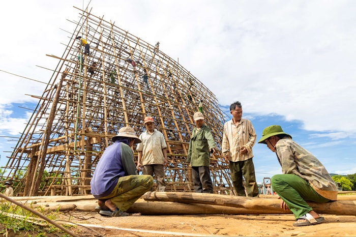 Kon Tum: Dân làng Kon Rôn đoàn kết làm nhà rông mới