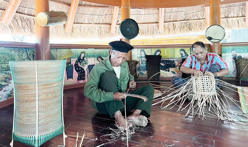 Thừa Thiên Huế: Gìn giữ nghề đan lát của đồng bào Cơ Tu