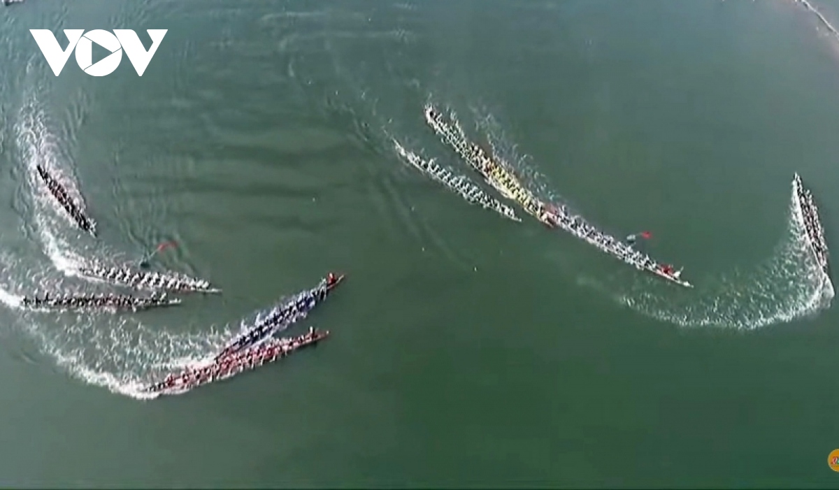 Nô nức xem đua thuyền truyền thống trên sông Chợ ở Quảng Nam