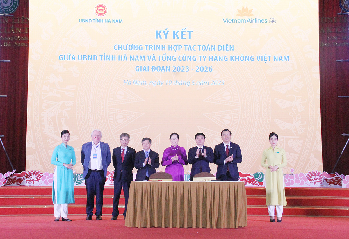 Vietnam Airlines ký kết hợp tác toàn diện với tỉnh Hà Nam 